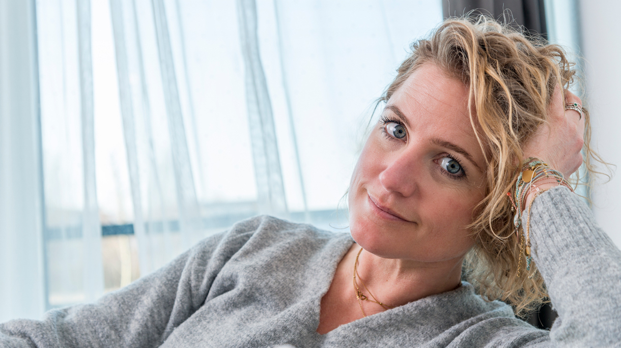 Vrouw zorgelijk op de bank