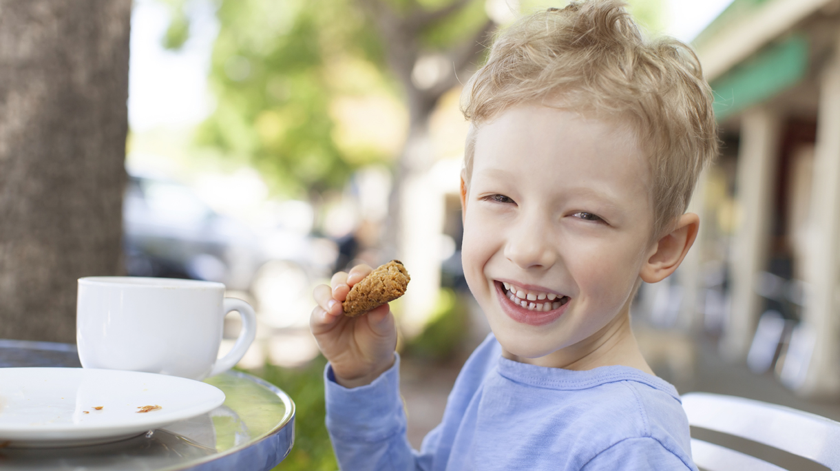 kid in cafe