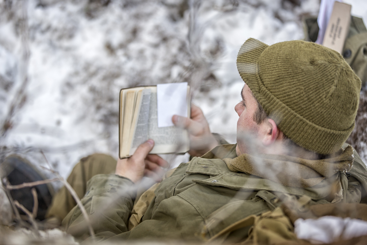 WW II: Front Lines in the Snow Reading Bible