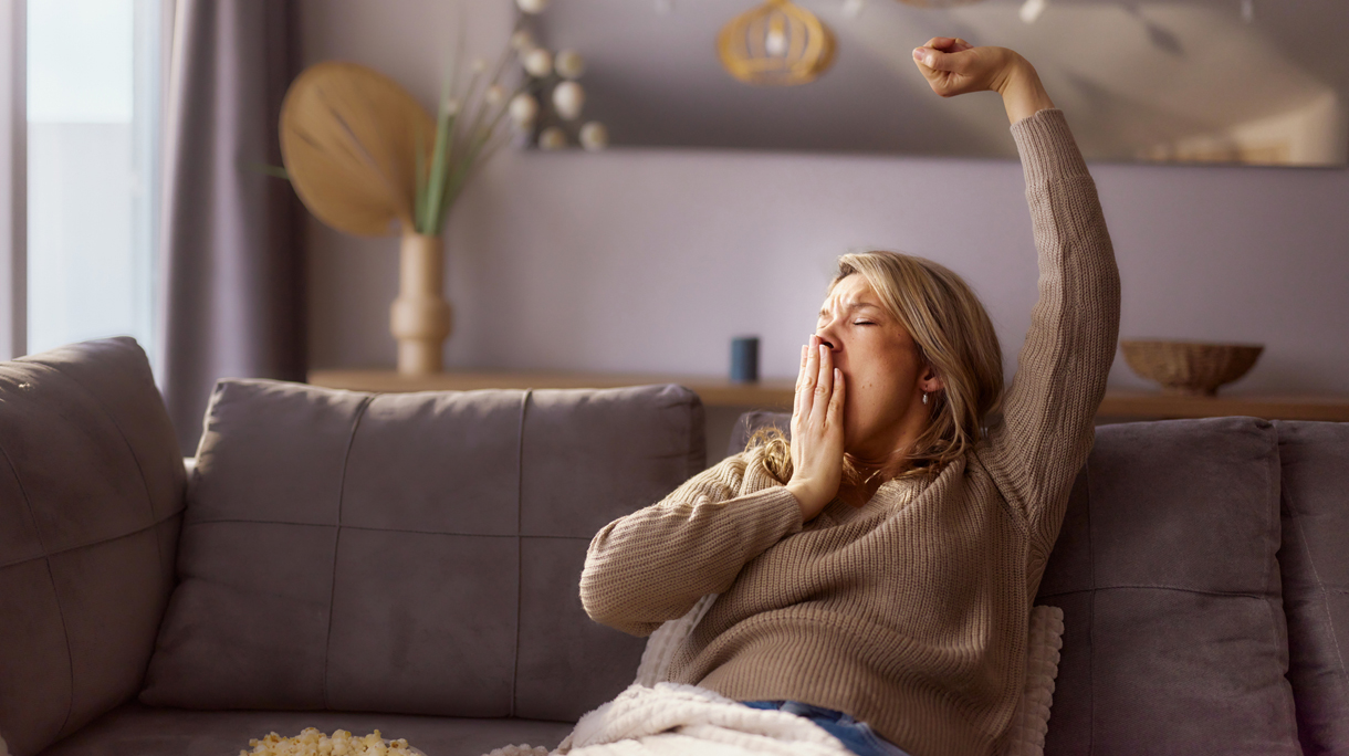 Vrouw lusteloos op de bank
