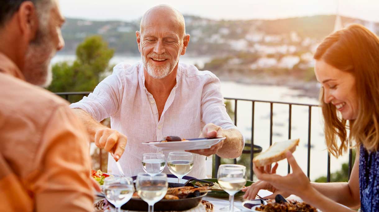 Mensen op vakantie eten lekker