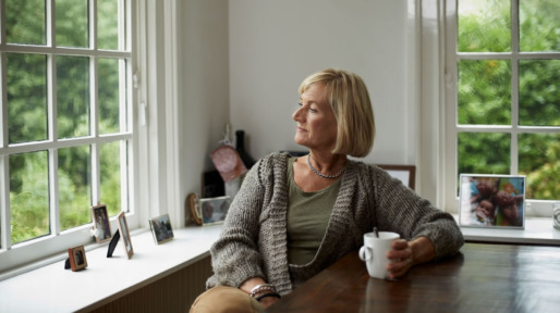 vrouw drinkt koffie aan tafel