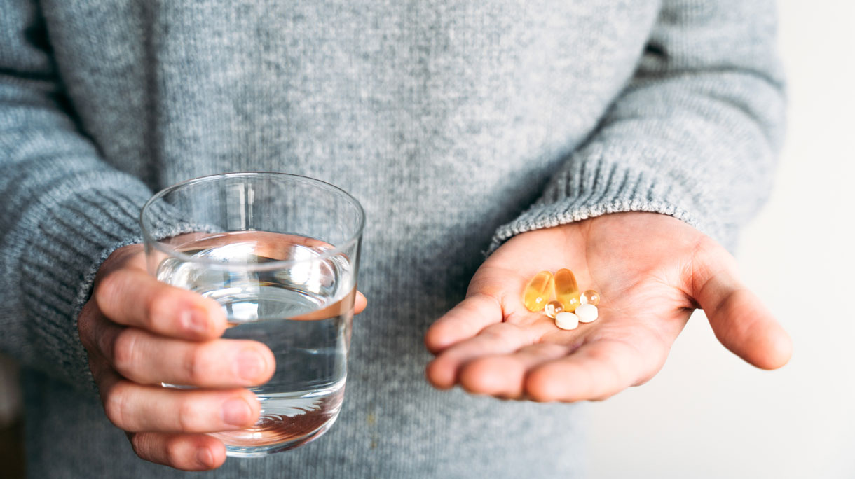 Vrouw met vitaminepillen