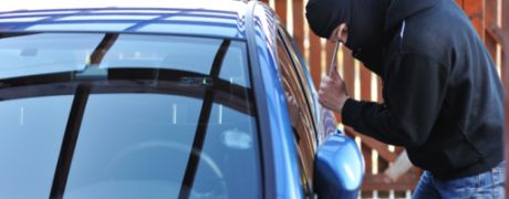 3470926-Nieuwe-autos-in-trek-bij-dieven_460x180