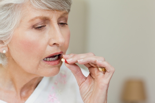 Vrouw_slikt_pil_senior_507x338