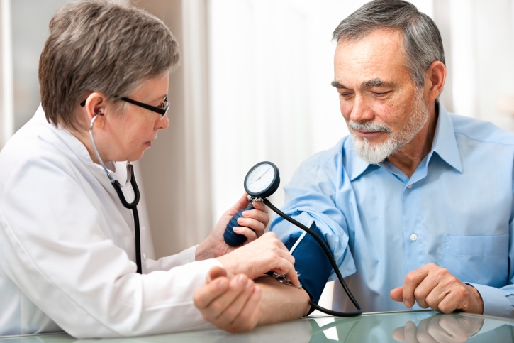 bloeddrukmeting_senior_man_725x483