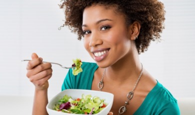 gekleurde_vrouw_eet_groente_726x482