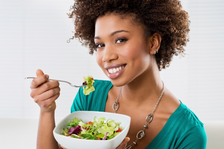 gekleurde_vrouw_eet_groente_726x482