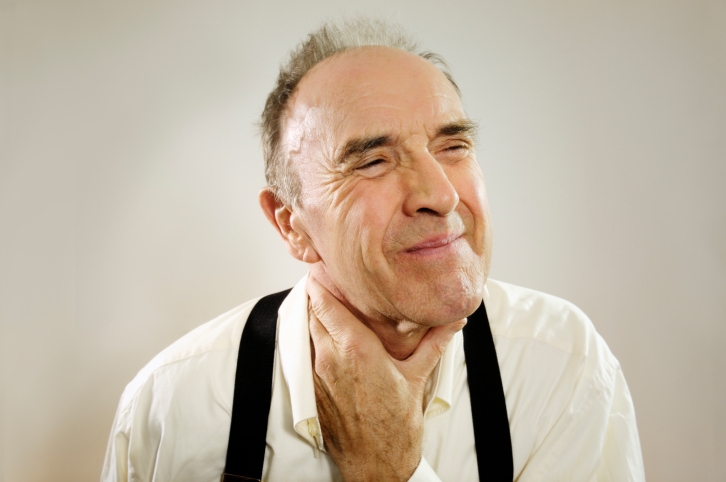 keelpijn_senior_man_726x482