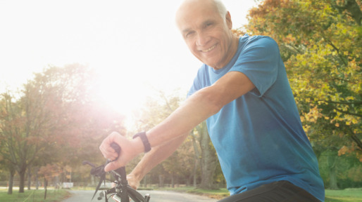 Man op een mooie, zonnige dag op de fiets buiten