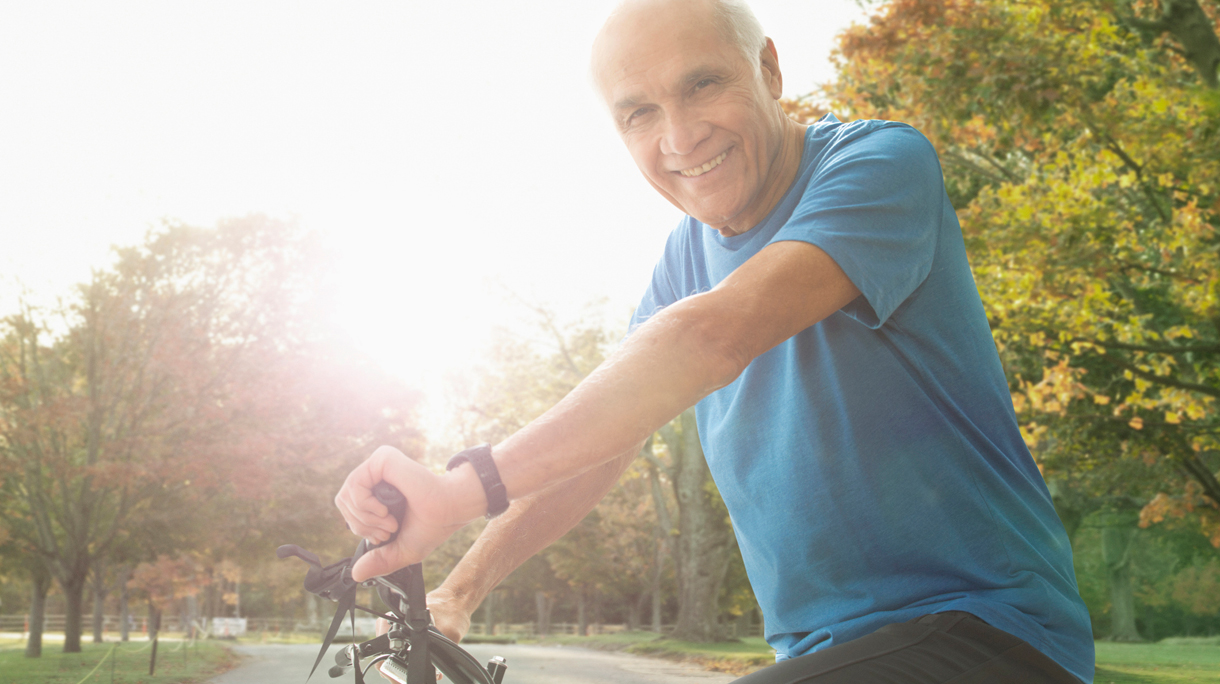 Man op een mooie, zonnige dag op de fiets buiten