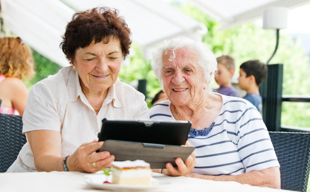 ouderen met tablet