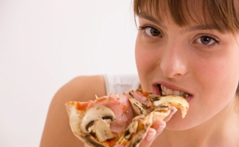 vrouw_eet_pizza