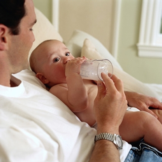 baby_krijgt_flesje_320x320_0