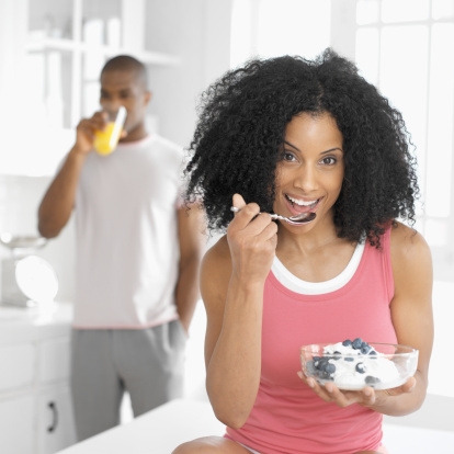 vrouw_eet_yoghurt2_414x414_0