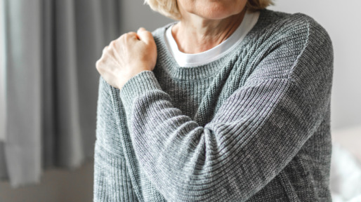 Vrouw met een pijnlijke schouder