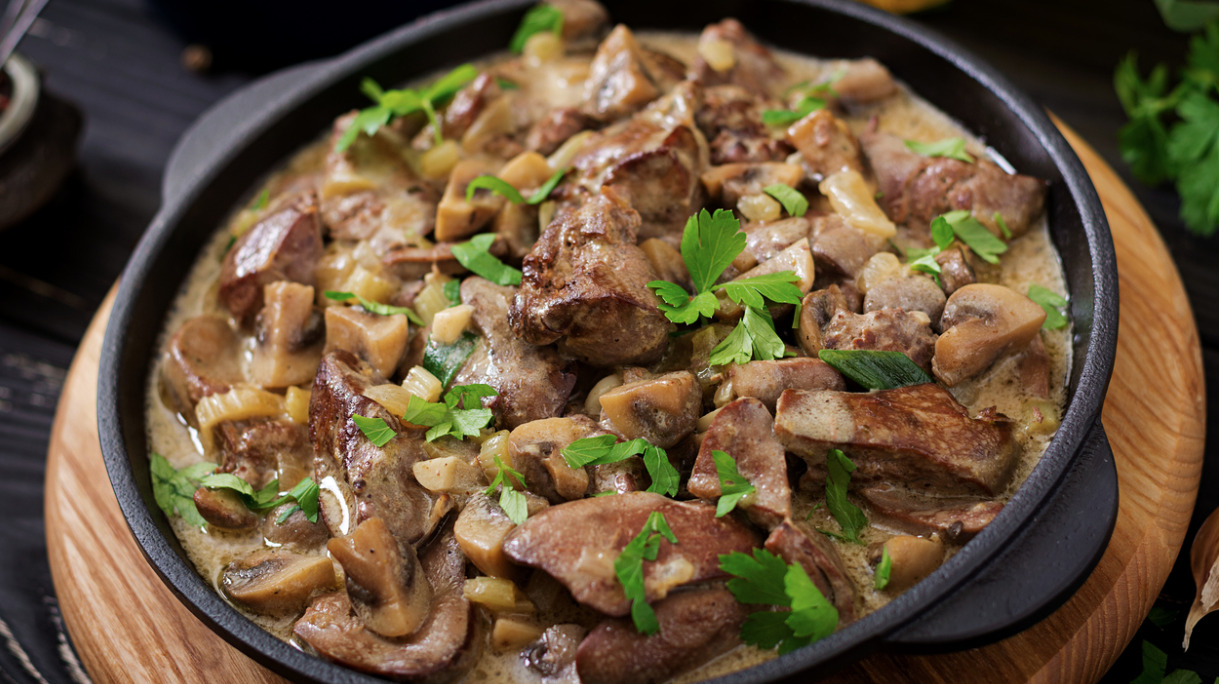 stroganoff-chicken-liver-with-mushrooms-and-cream-picture-id836083110