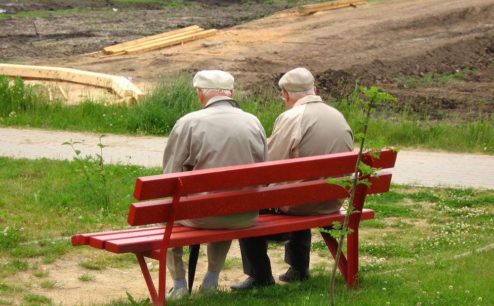 ouderen op bankje