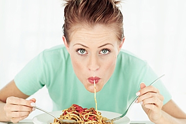 vrouw_eet_pasta_365x243_0