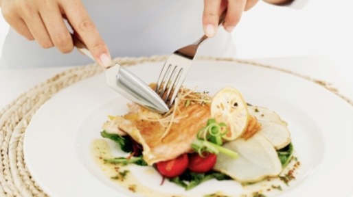 vrouw_eet_vis_414x414_0