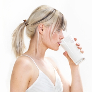 vrouw_drinkt_melk_320x320_0