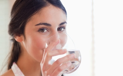 vrouw_glas_water