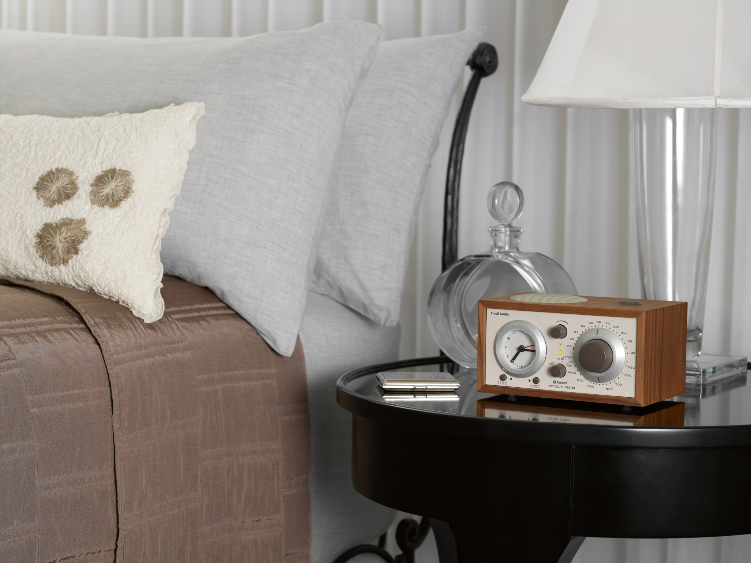 modelthree_wanut_beige_bedsidewlamp