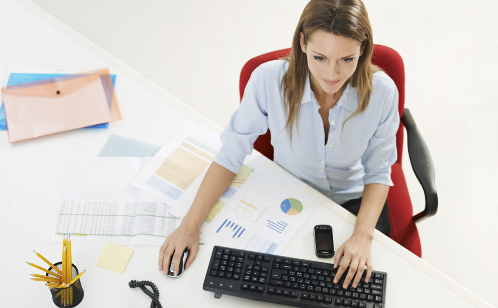 Jonge vrouw achter bureau