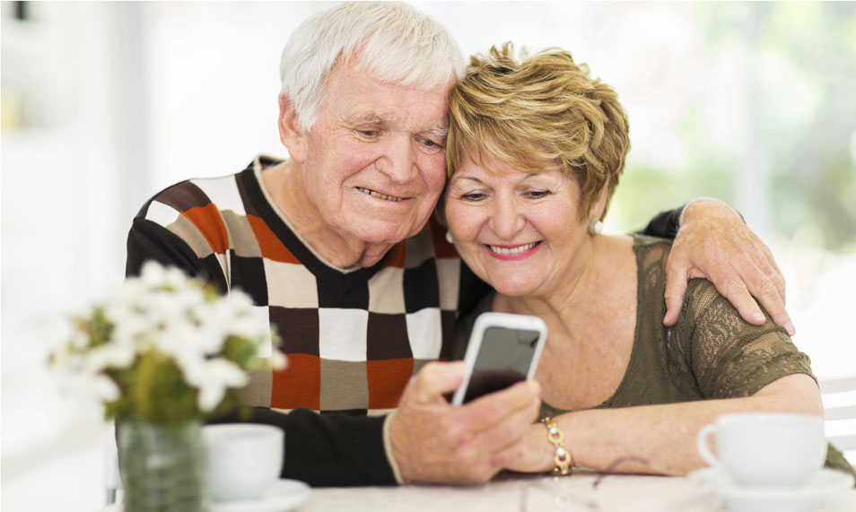 ouderen met smartphone