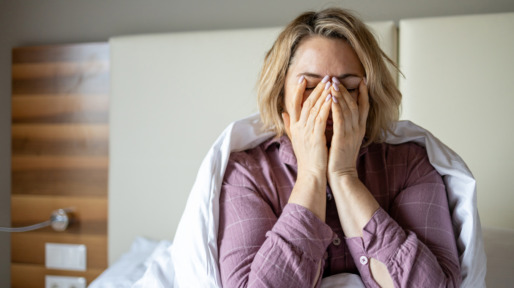 50 plus vrouw slaperig in bed