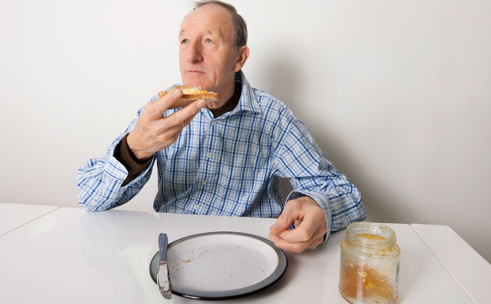 man eet boterham