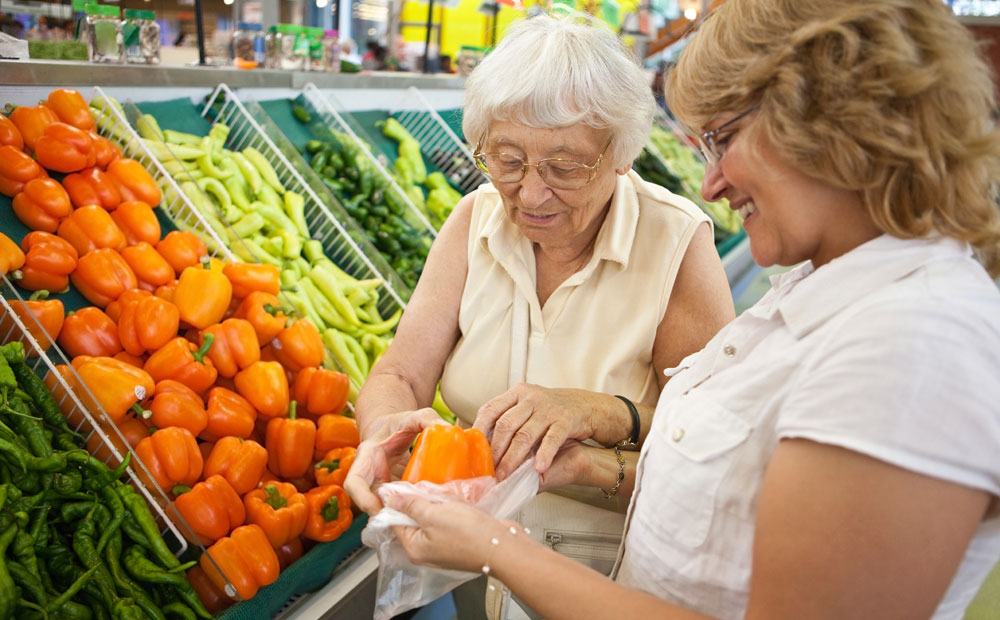 senior doet boodschappen