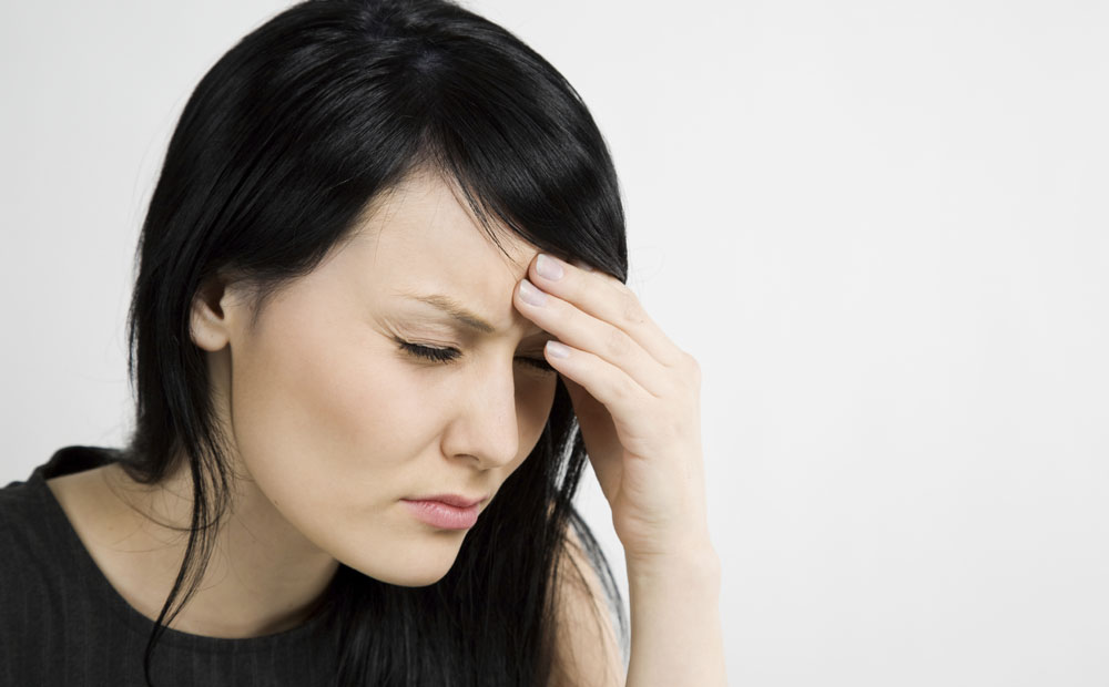 Vrouw met hand tegen het hoofd