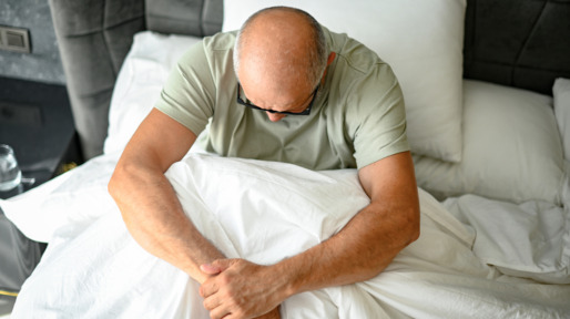 oudere man eenzaam in bed