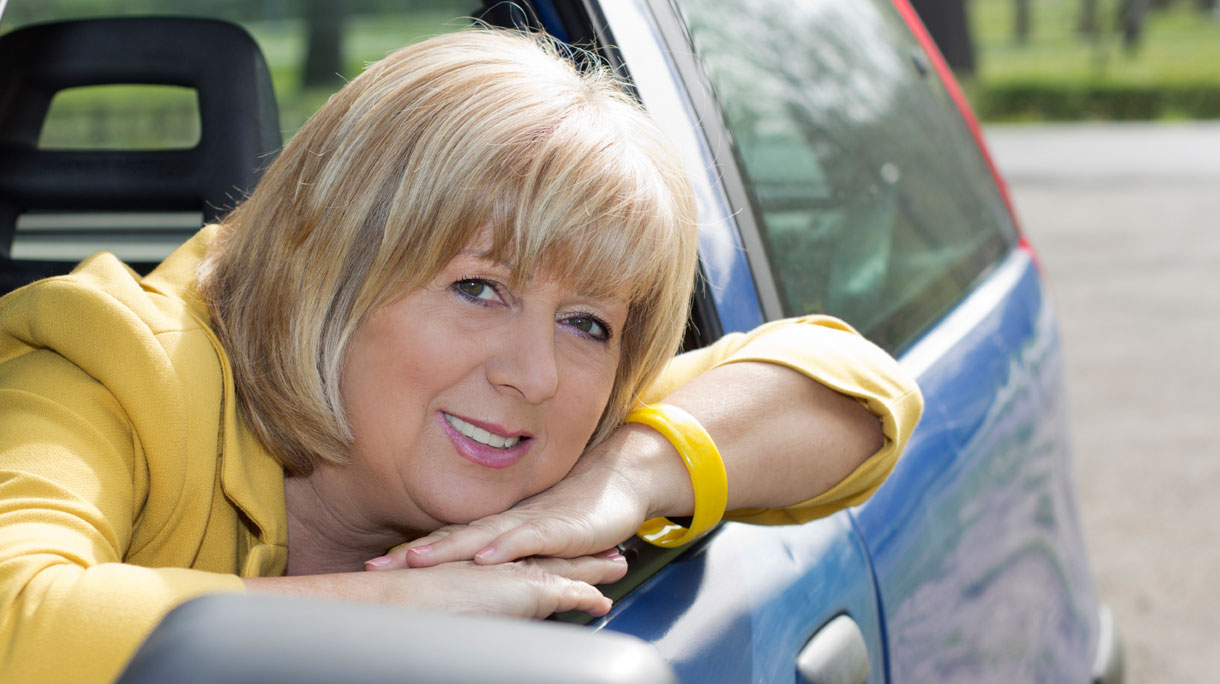 oude-vrouw-in-auto