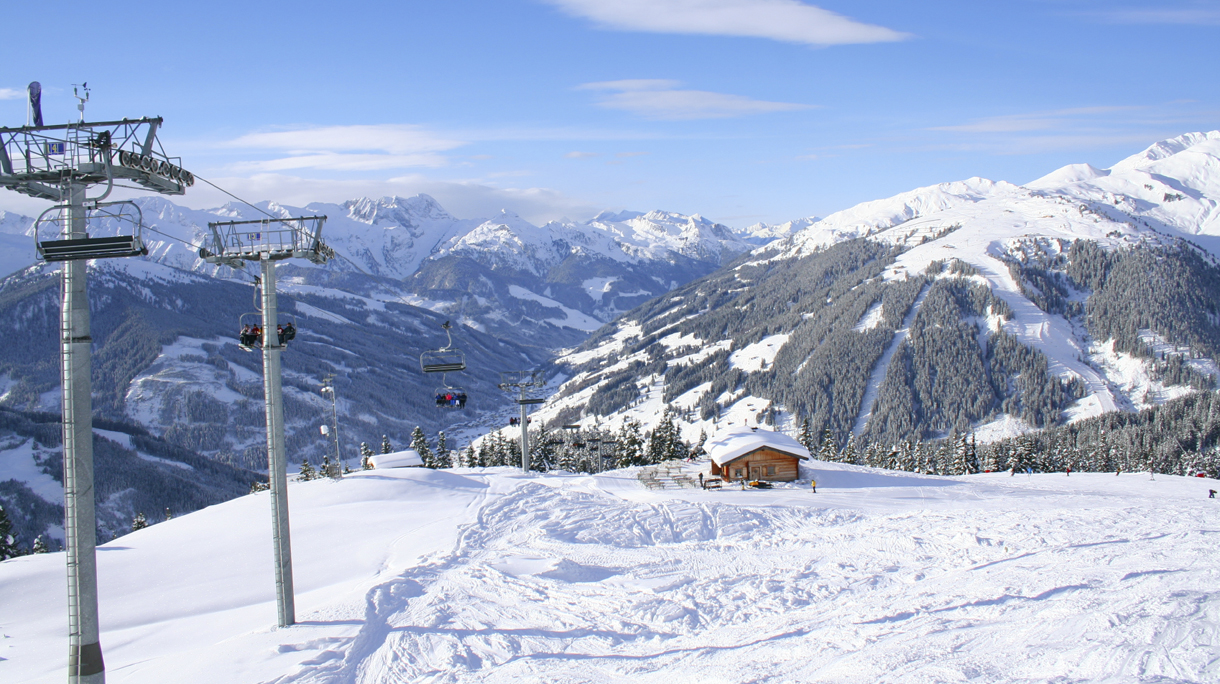 Sessellift und Berge mit Skih¸tte