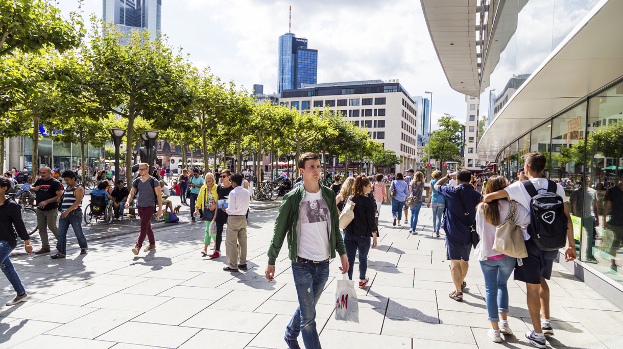 people walk along the Zeil in Frankfurt