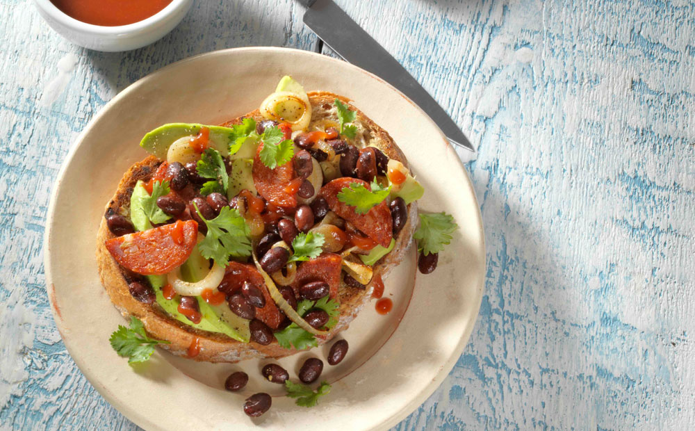 kidneybonen-op-geroosterd-brood-avocado-chorizo