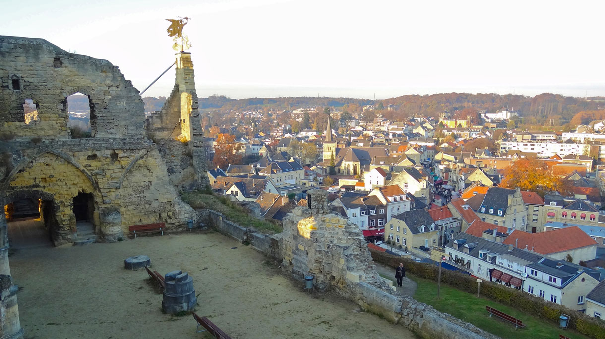 castle_valkenburg_-_view_over_valkenburg_aan_de_geul