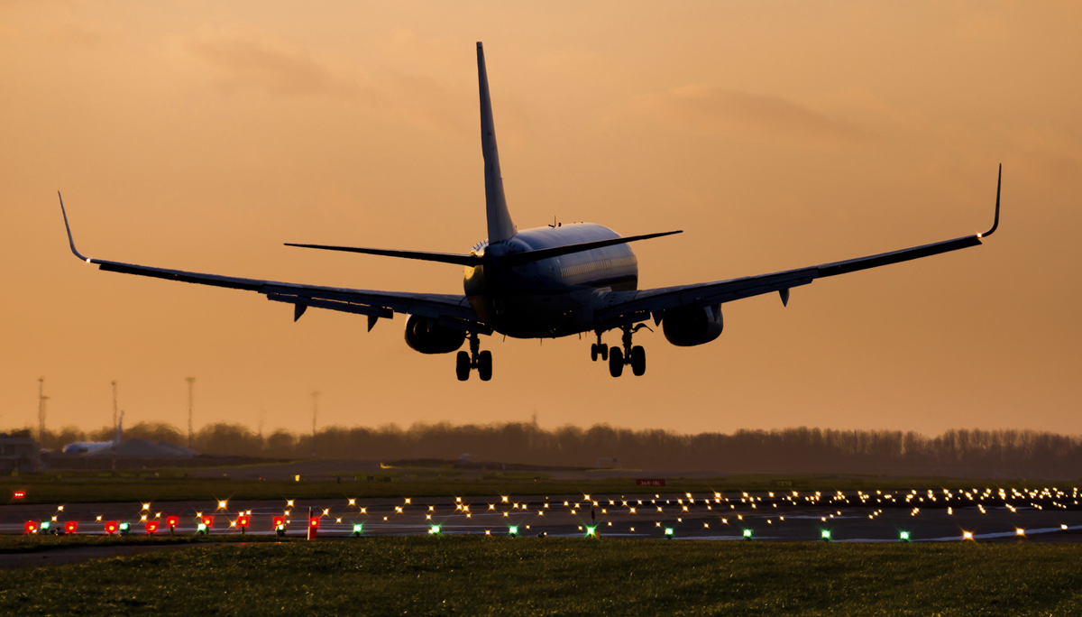 Commercial airplane landing