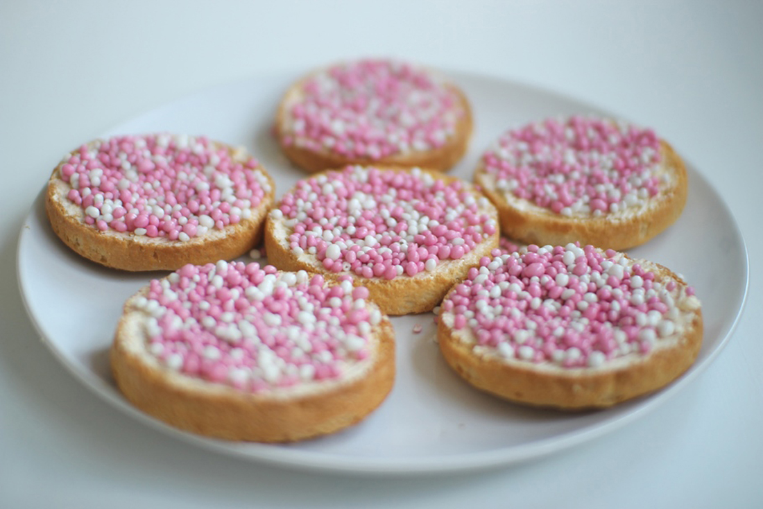 beschuit-met-muisjes