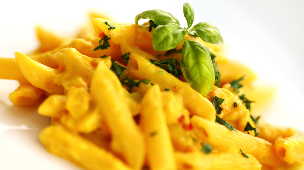 Penne pasta with chicken and curry.