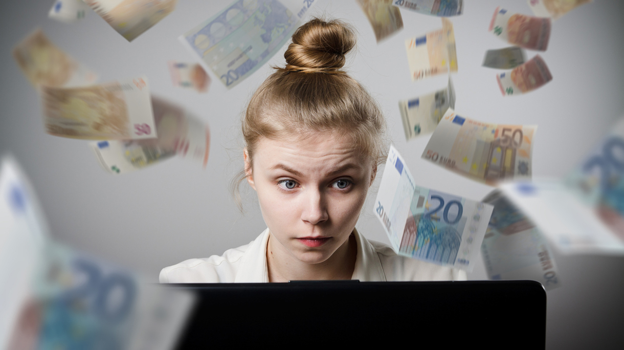 Woman earns Euro on the internet