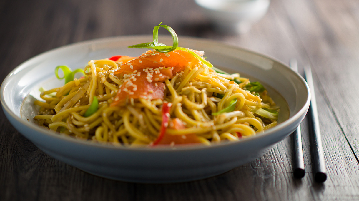 Oriental noodles salad with smoke salmon