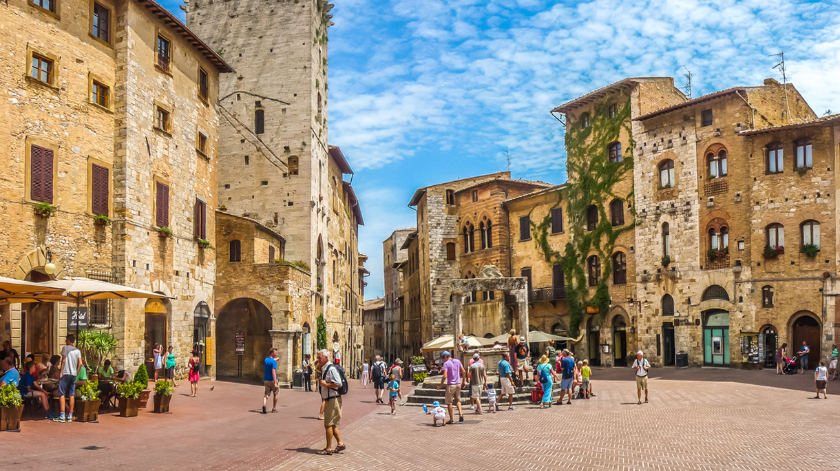 Famous Piazza della Cisterna in historic San Gimignano, Tuscany, Italy
