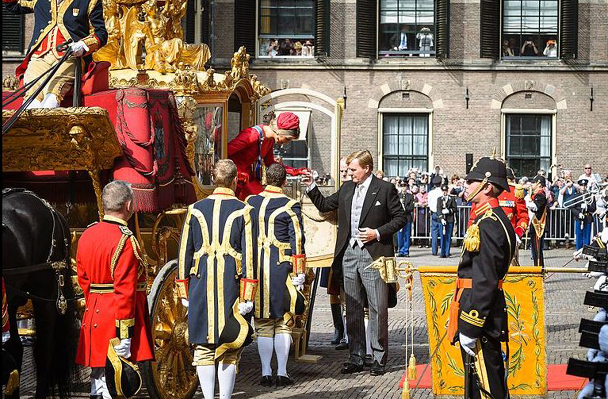 prinsjesdag_2014_-_koning_helpt_koningin_uit_gouden_koets_1