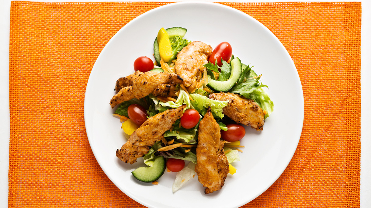 Delicious-looking Tandoori chicken and salad is low-carbohydrate too!