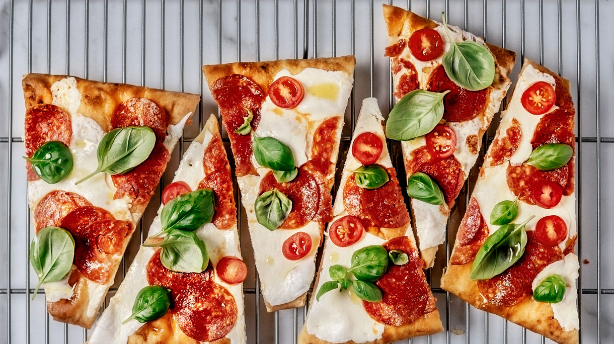 Stukken pizza op een ovenrooster