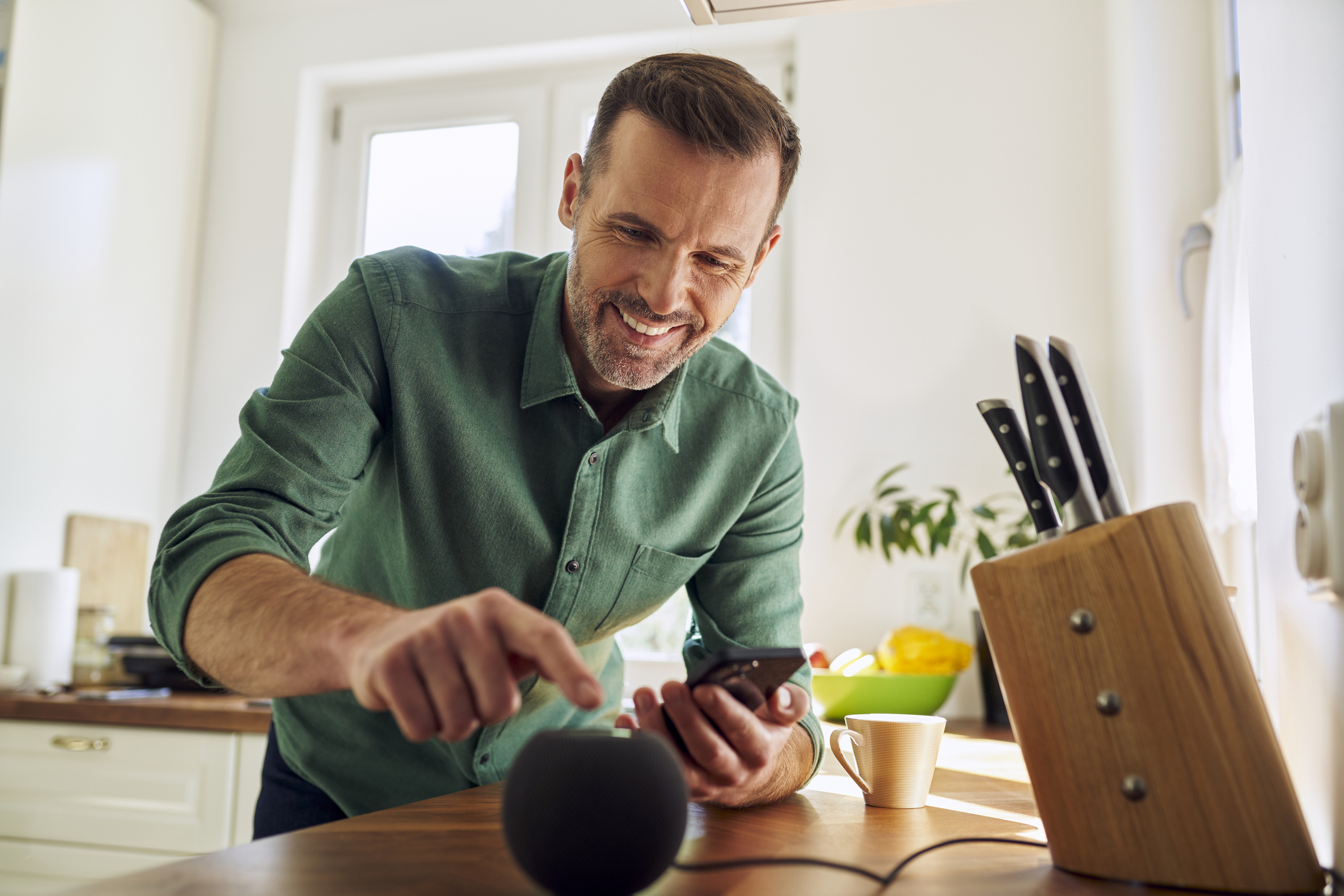 Draadloze speaker met man in de woonkamer