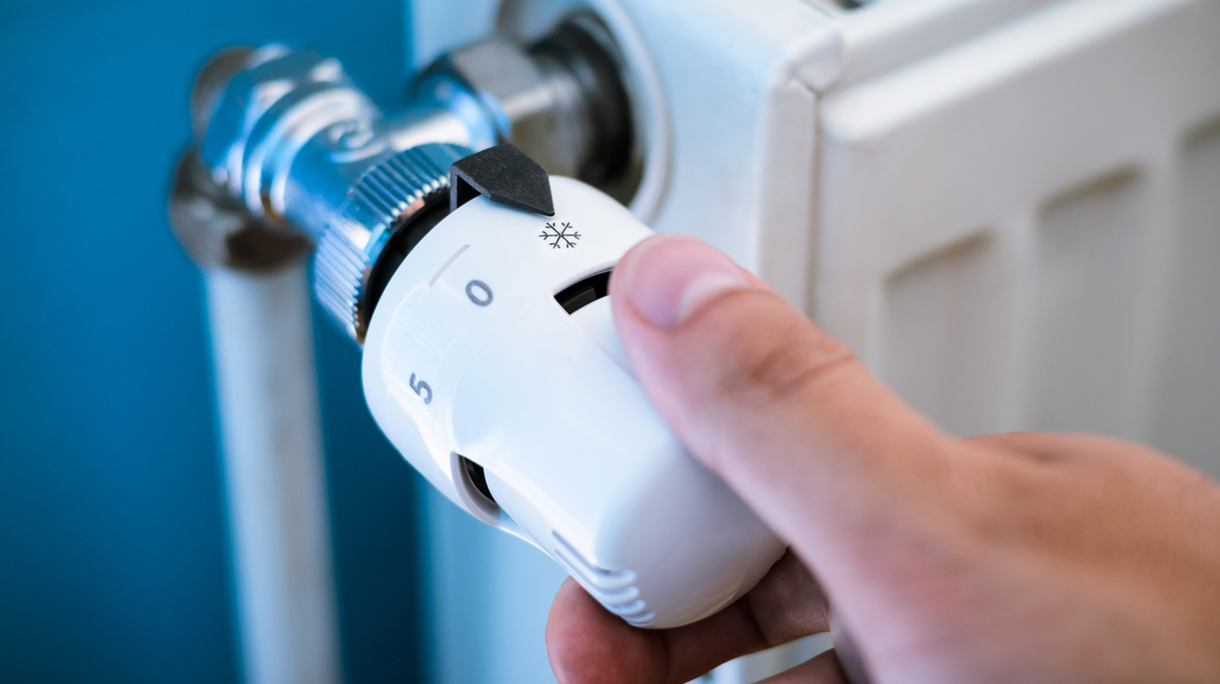 One hand adjust thermostat valve close up